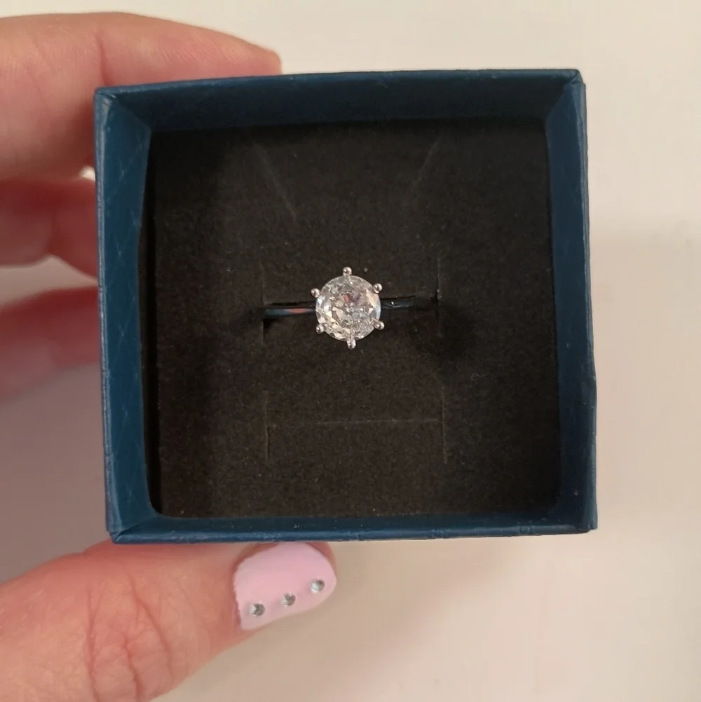 New Elegant 1 ct S925 Sterling Silver Moissanite Style Ring